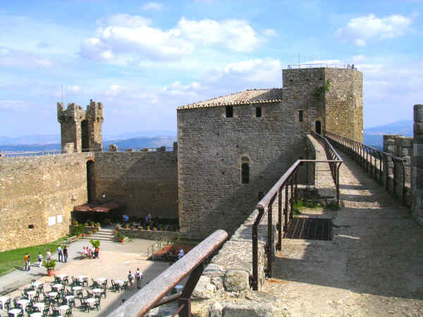 Passaggio e cortile interno della Fortezza di Montalcino